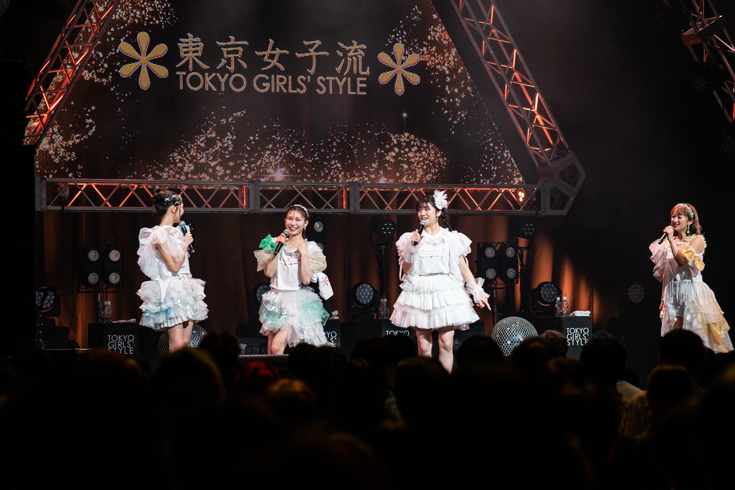 大量の物販グッズを抱えてスキップで登場する庄司芽生（左から2番目）。