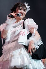 大量の物販グッズを抱えてご機嫌な新井ひとみ。