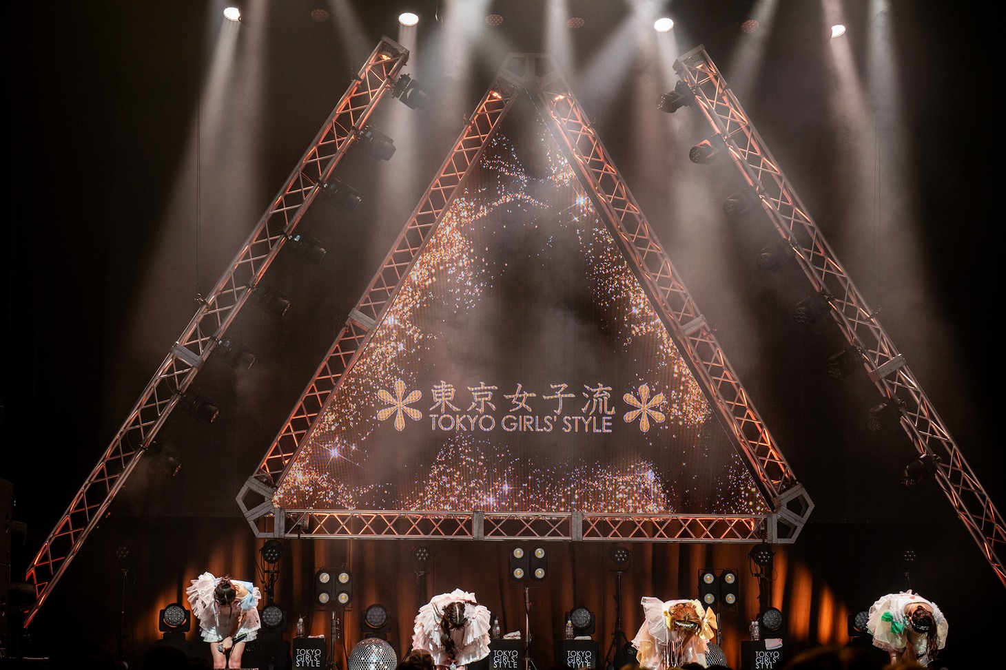 解散を発表する東京女子流。