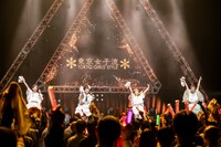 「Attack Hyper Beat POP」でフロアを盛り上げる東京女子流。
