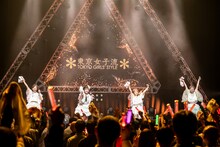 「Attack Hyper Beat POP」でフロアを盛り上げる東京女子流。