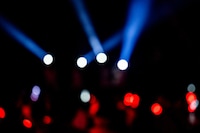 「Attack Hyper Beat POP」でサーチライトを照らす東京女子流。