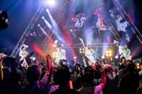 「Attack Hyper Beat POP」でフロアを盛り上げる東京女子流。