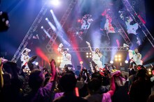 「Attack Hyper Beat POP」でフロアを盛り上げる東京女子流。