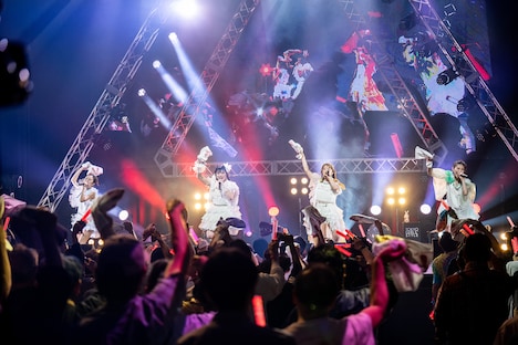 「Attack Hyper Beat POP」でフロアを盛り上げる東京女子流。