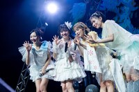 カメラの向こうの視聴者に手を振る東京女子流。