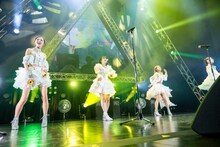 「ヒマワリと星屑」を歌う東京女子流。