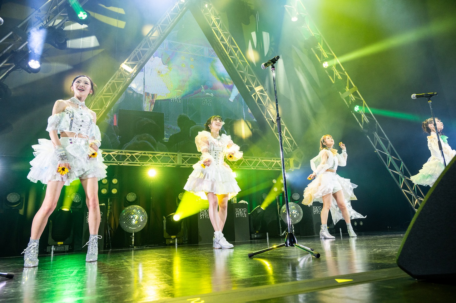 「ヒマワリと星屑」を歌う東京女子流。