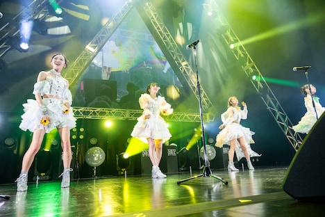 「ヒマワリと星屑」を歌う東京女子流。