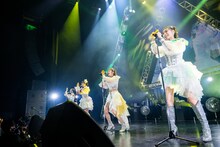 「ヒマワリと星屑」を歌う東京女子流。