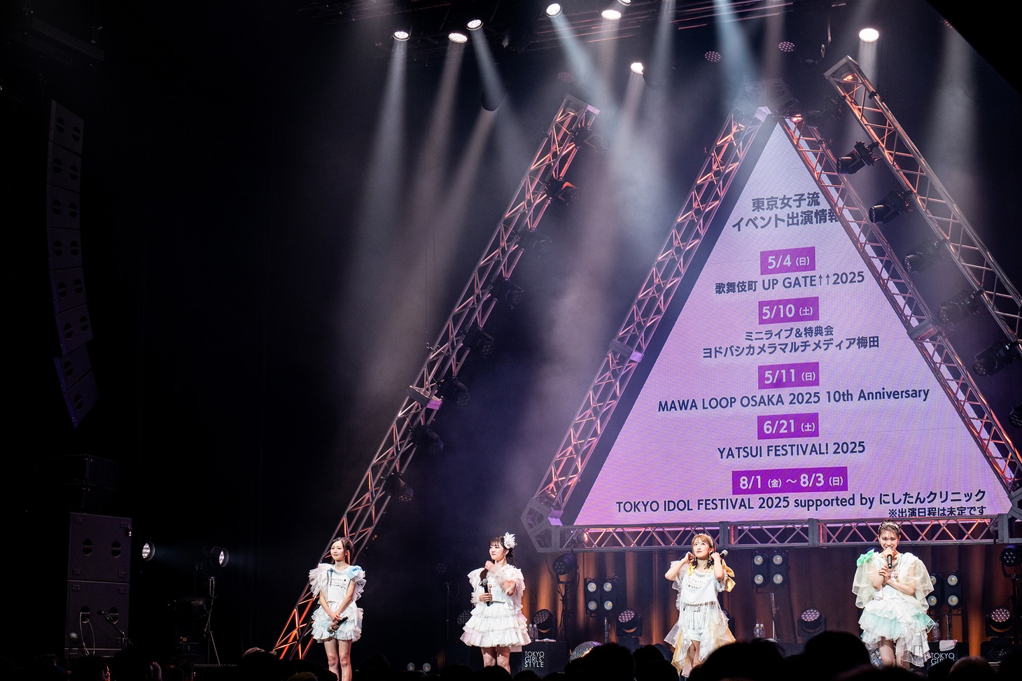 ライブの予定を発表する東京女子流。