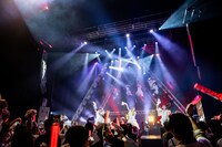 「Attack Hyper Beat POP」でフロアを盛り上げる東京女子流。