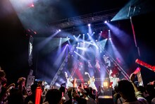 「Attack Hyper Beat POP」でフロアを盛り上げる東京女子流。