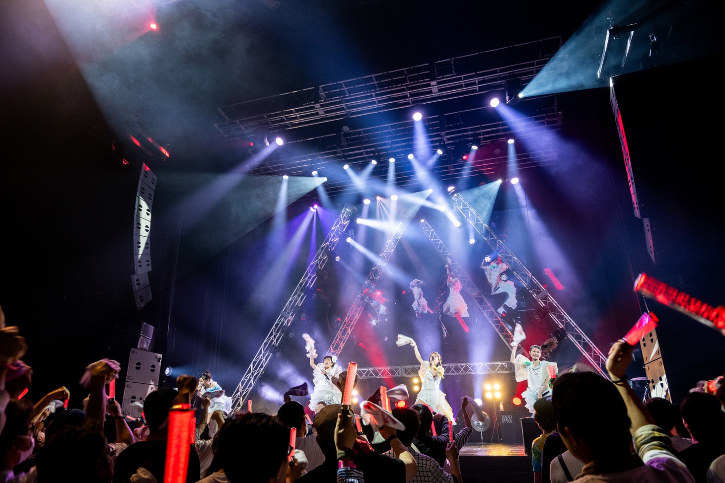 「Attack Hyper Beat POP」でフロアを盛り上げる東京女子流。