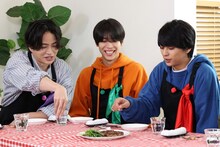 左から菊池風磨、松島聡、佐藤勝利。©フジテレビ