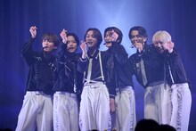 指ハートをLienに贈るLienel。（撮影：米山三郎）