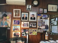 孫の特大ポスターを飾った祖父母の家のリビング。