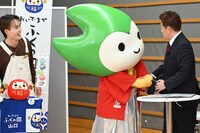 井戸田潤（右）に挨拶するちょるる。