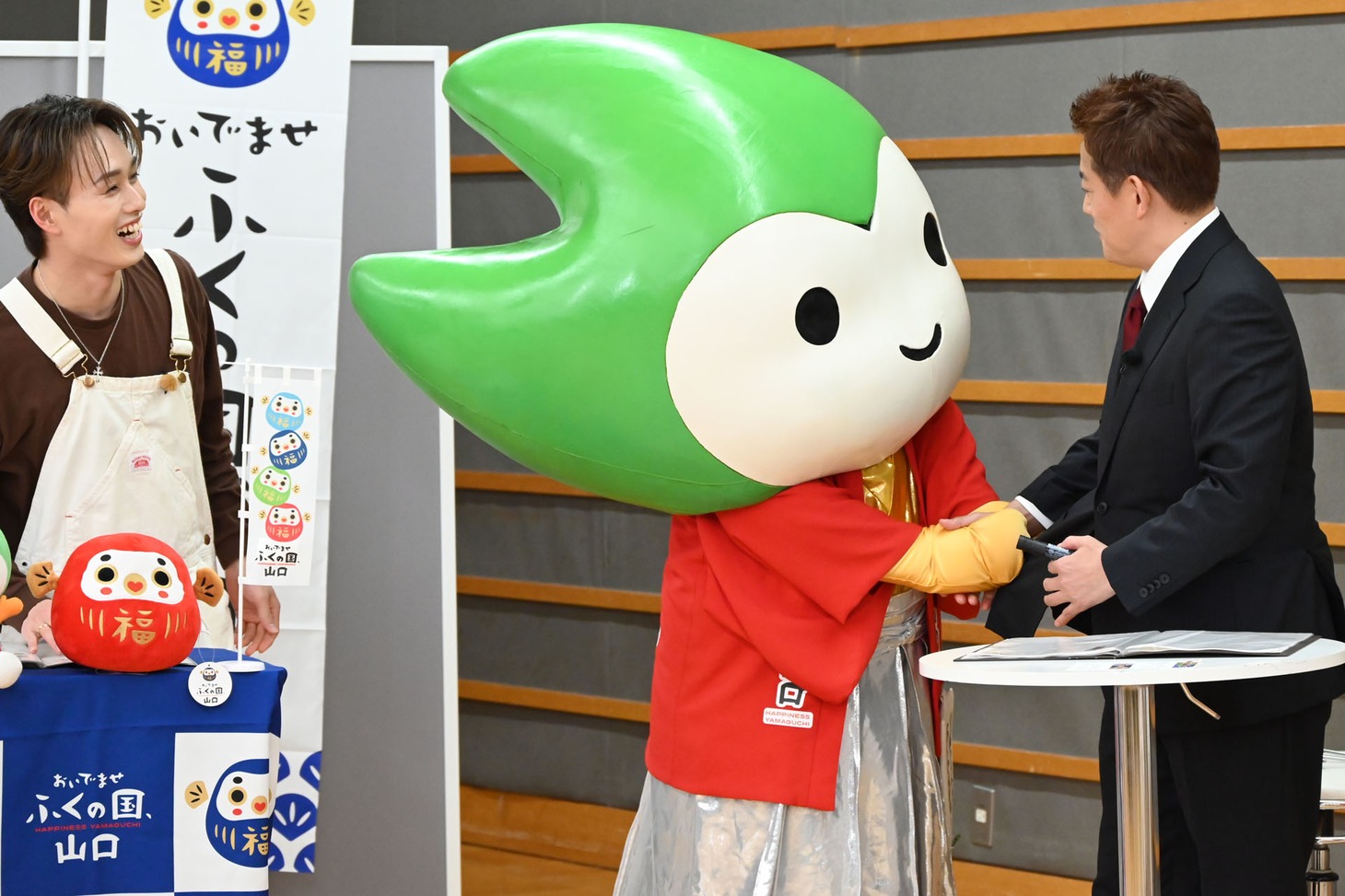 井戸田潤（右）に挨拶するちょるる。