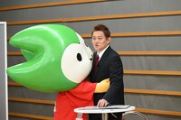 井戸田潤（右）に抱きつくちょるる。