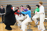 メンバーとハイタッチするくまモン（左）。