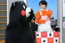 グータッチするくまモンとハル。