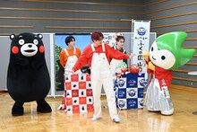 悠然と場を納めるユーキ阿波とくしま観光大使（中央）。