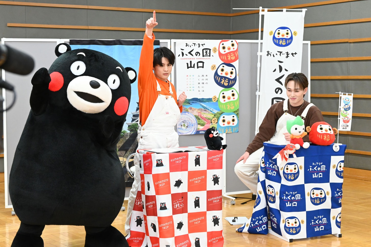 くまモン、ハル、マサヒロ（左から）。