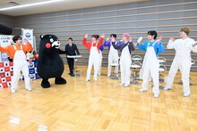ハルとくまモンにつられて踊るメンバー。