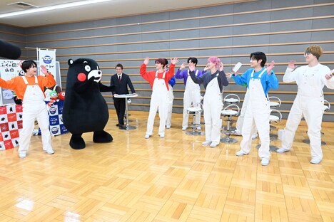 ハルとくまモンにつられて踊るメンバー。