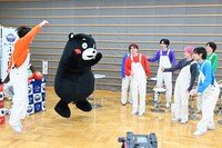 スタジオで踊るハルとくまモン。