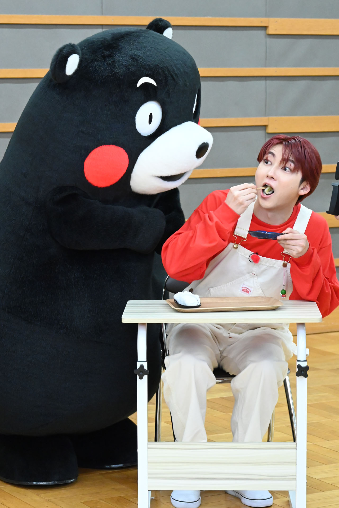 ユーキの食レポを凝視するくまモン（左）。