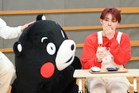 くまモンを愛でるタカシ、くまモン、ユーキ（左から）。