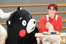 くまモンを愛でるタカシ、くまモン、ユーキ（左から）。