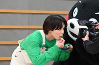 タクヤの食レポを至近距離で見るくまモン。