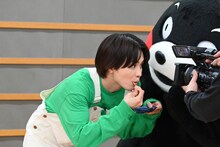 タクヤの食レポを至近距離で見るくまモン。