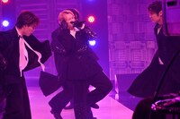 「Spice」のパフォーマンスの様子。