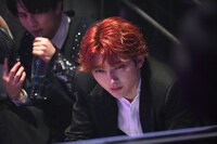 VTRをチェックするユーキ。