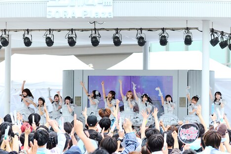 ≠ME「モブノデレラ / 神様の言うとーり！」発売記念イベントの様子。©︎YOANI/KING RECORDS