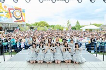 大阪・ららぽーとEXPOCITYに集まったファンと記念撮影する≠ME。©︎YOANI/KING RECORDS