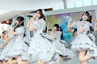 ≠ME「モブノデレラ / 神様の言うとーり！」発売記念イベントの様子。©︎YOANI/KING RECORDS