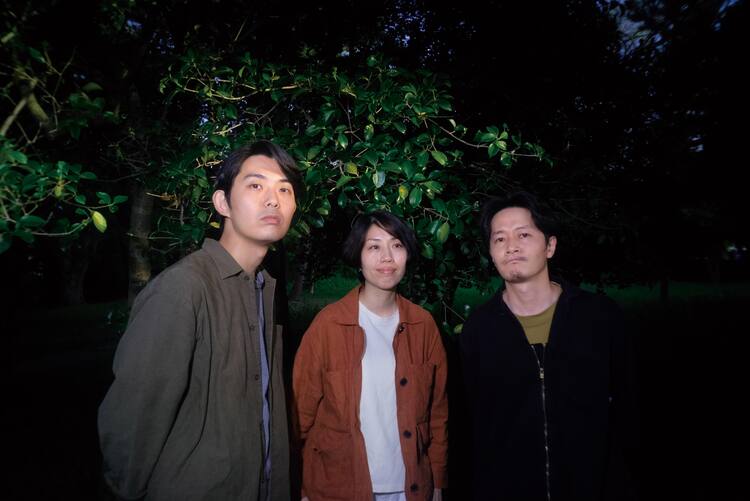 折坂悠太×松井文×夜久一によるユニット・のろしレコード、初ライブ 