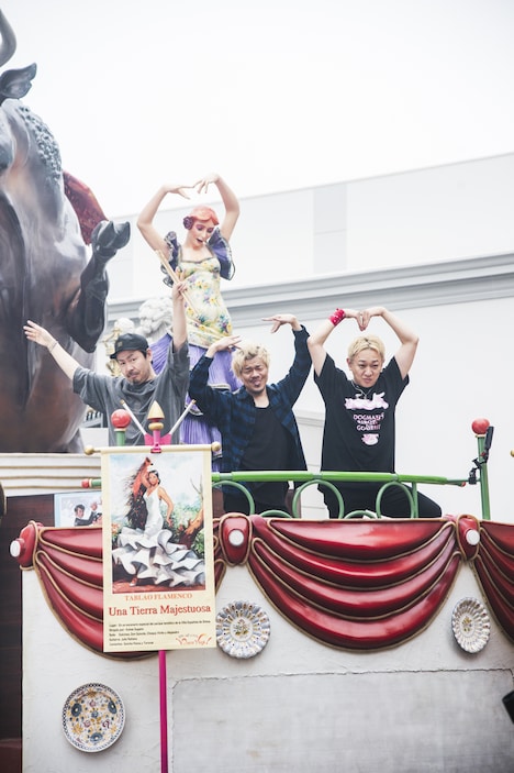 フロートに乗って登場した10-FEET。（Photo by Yukihide [JON...] Takimoto）