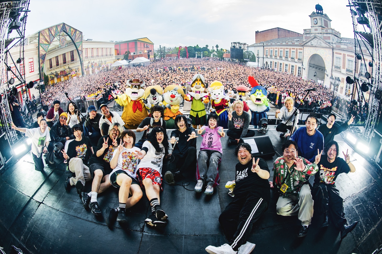 「ヤバイTシャツ屋さん “Tank-top Festival 2025” in 志摩スペイン村」DAY1集合写真。（Photo by Yukihide [JON...] Takimoto）