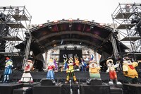 瑛人と志摩スペイン村の仲間たち。（Photo by Yukihide [JON...] Takimoto）