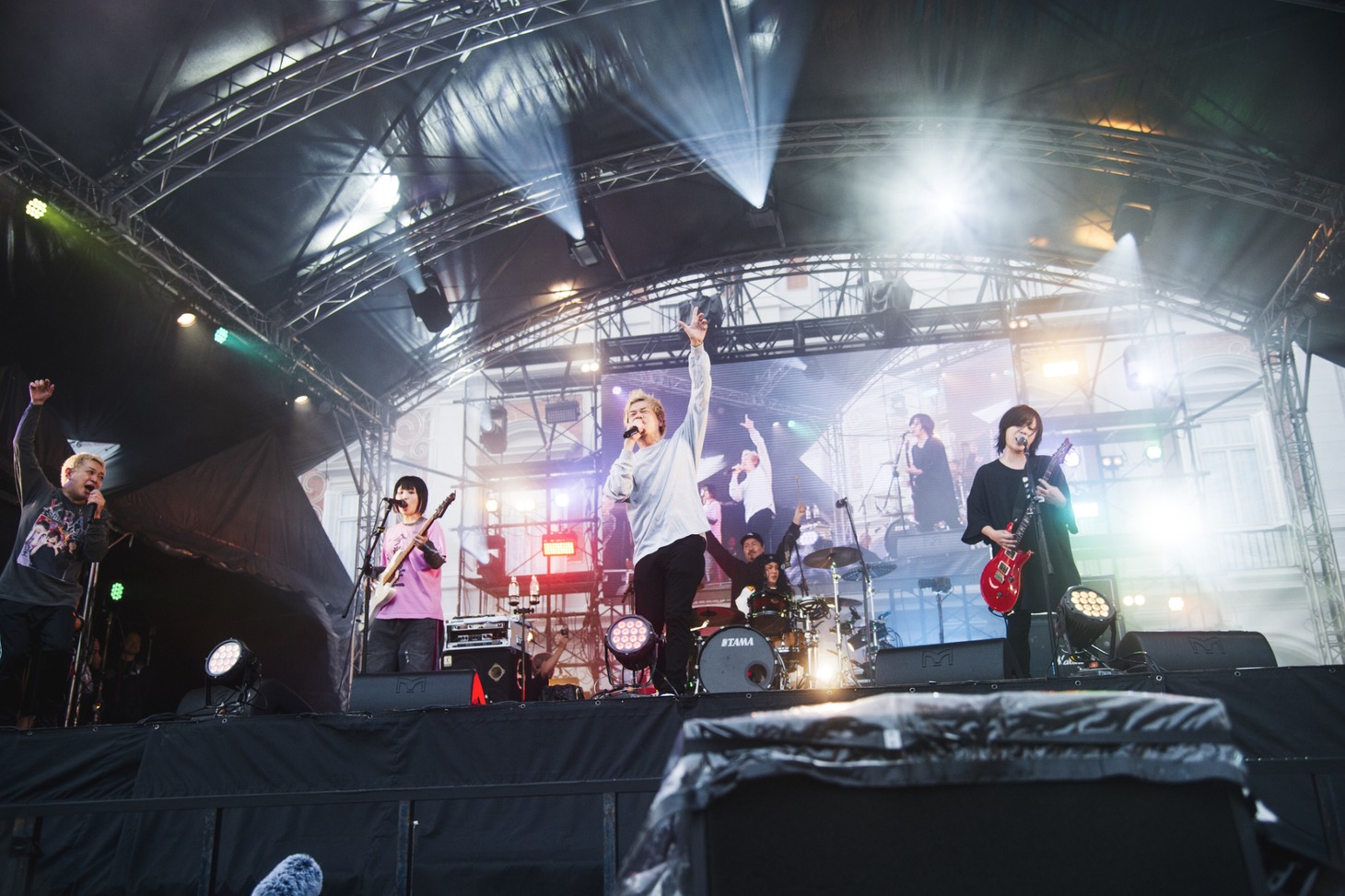 ヤバイTシャツ屋さんと10-FEETのコラボステージの様子。（Photo by Yukihide [JON...] Takimoto）