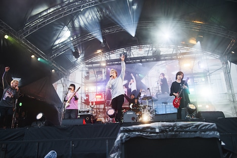 ヤバイTシャツ屋さんと10-FEETのコラボステージの様子。（Photo by Yukihide [JON...] Takimoto）