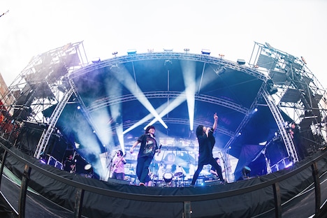 ヤバイTシャツ屋さんとキュウソネコカミとのコラボステージの様子。（Photo by Yukihide [JON...] Takimoto）