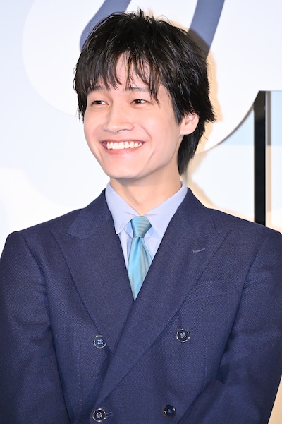 笑顔の佐野晶哉（Aぇ! group）。