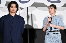 左から奥平大兼、出口夏希。